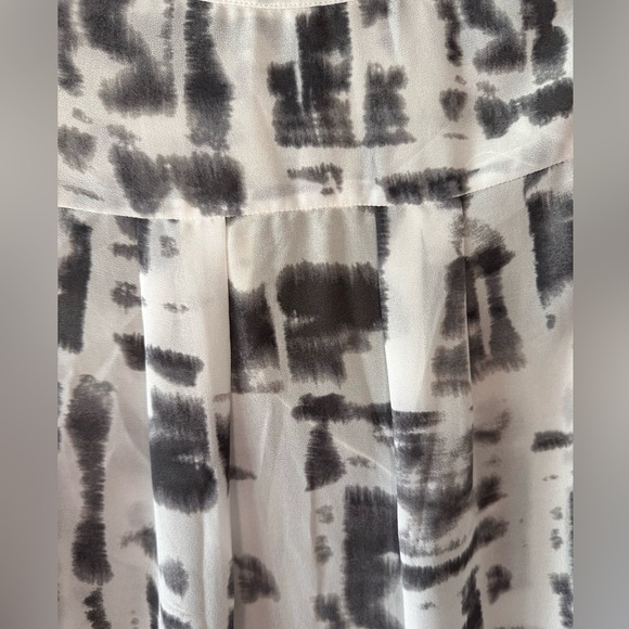 Size small grey and white sleeveless too - Picture 4 of 4